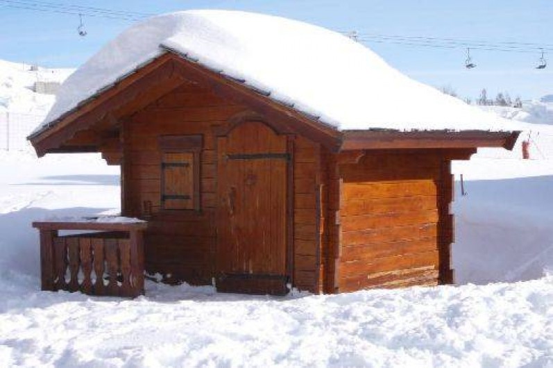 Location de vacances - Appartement à La Toussuire - petit chalet pour ranger le matériel de ski . A disposition chaises longues ,