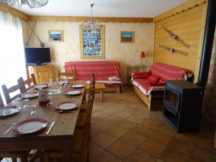 Location de vacances - Appartement à La Toussuire - salle de séjour spacieuse avec foyer pour d éventuelles flambées