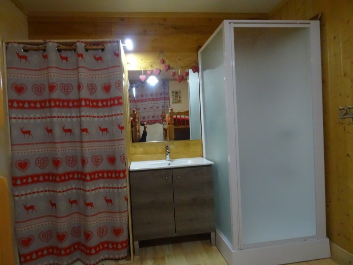 Location de vacances - Appartement à La Toussuire - espace douche , lavabo,rangements dans la seconde chambre