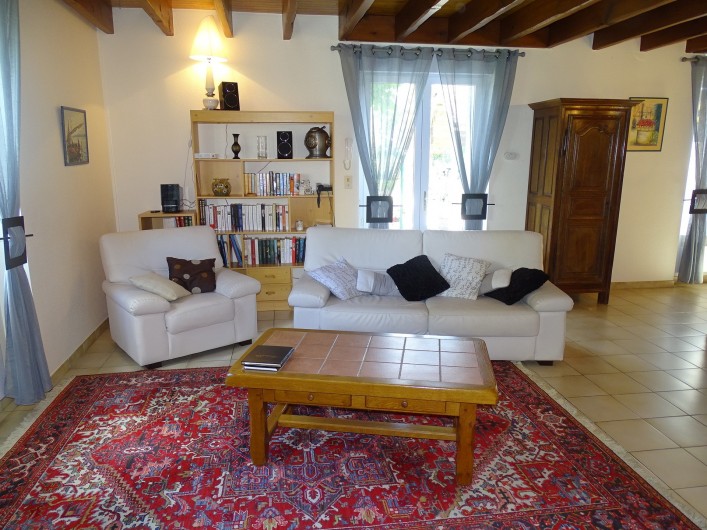 Location de vacances - Villa à Saint-Étienne-de-Fougères - Salon du gîte "Le Marronnier"