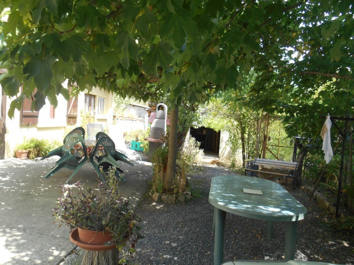 Location de vacances - Gîte à Quillan - Terrasse ombragée toute la journée