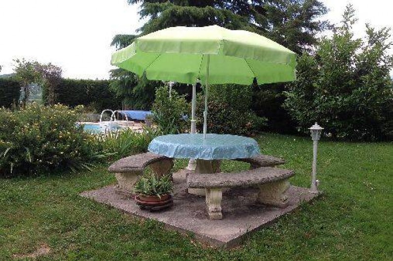 Location de vacances - Villa à Annecy - Table en pierre