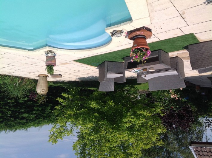 Location de vacances - Villa à Annecy - Salon en rotin devant la piscine