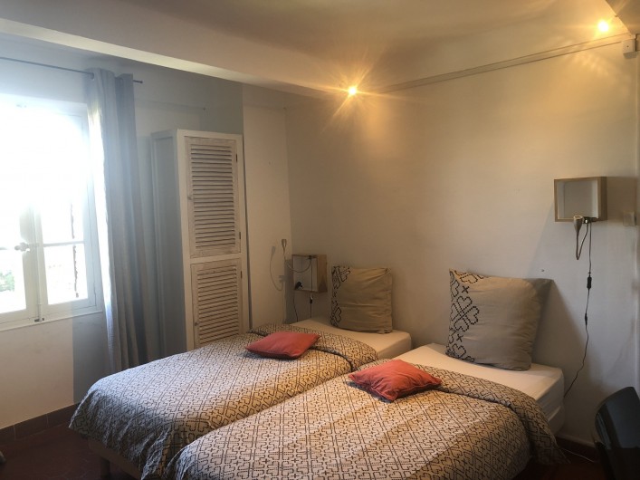 Location de vacances - Villa à Sanary-sur-Mer - la chambre des mystères avec sa cheminée en marbre