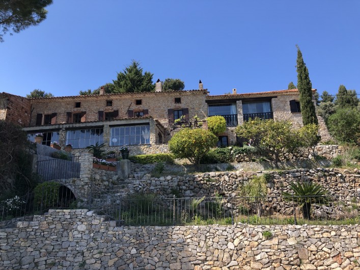 Location de vacances - Villa à Sanary-sur-Mer - La maison depuis la piscine