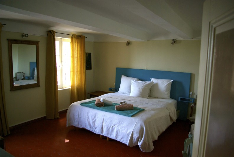 Location de vacances - Villa à Sanary-sur-Mer - la chambre parentale lumineuse et très spacieuse
