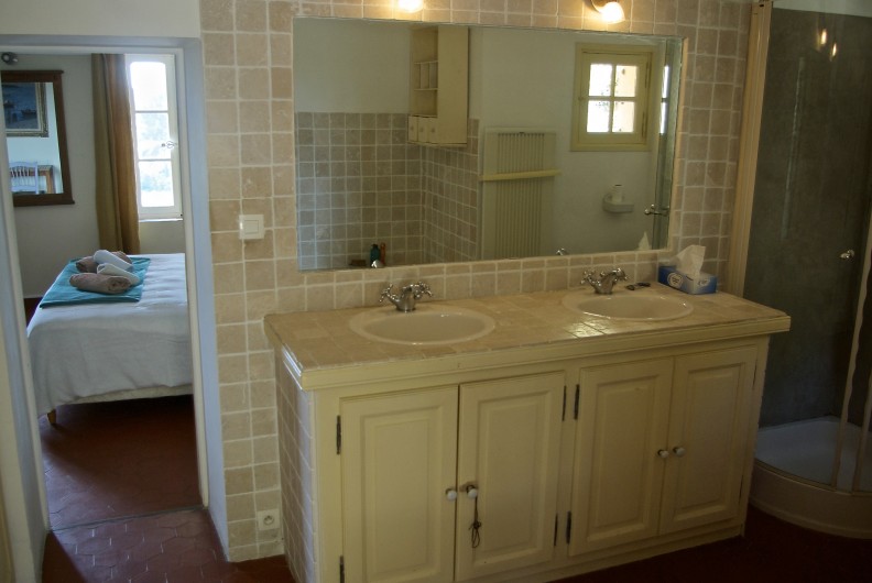Location de vacances - Villa à Sanary-sur-Mer - et sa salle de bain attenante en marbre et tomettes au sol