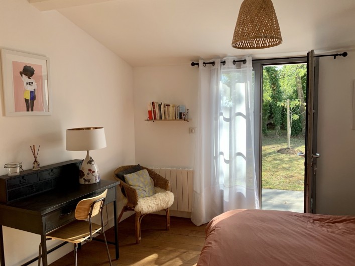 Location de vacances - Villa à La Brée-les-Bains - Chambre double lit 160, accès jardin  Bureau
