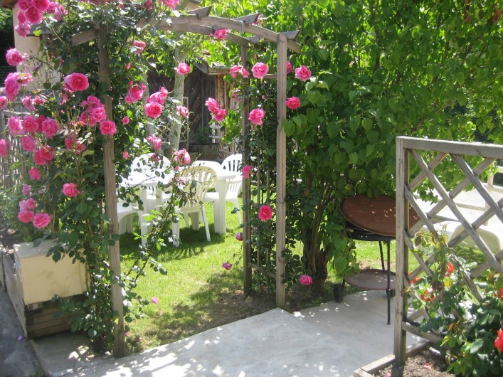 Location de vacances - Appartement à Cransac - Jardinet fleuri