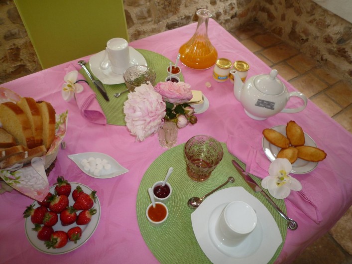 Location de vacances - Chambre d'hôtes à Montauroux - Le petit déjeuner un grand moment d'échange et de partage...