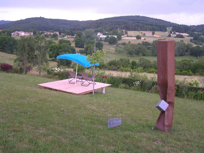 Location de vacances - Gîte à Champagnac-le-Vieux - Terrasse pour profiter de la vue (tonnelle avec vignes en cours de réalisation)