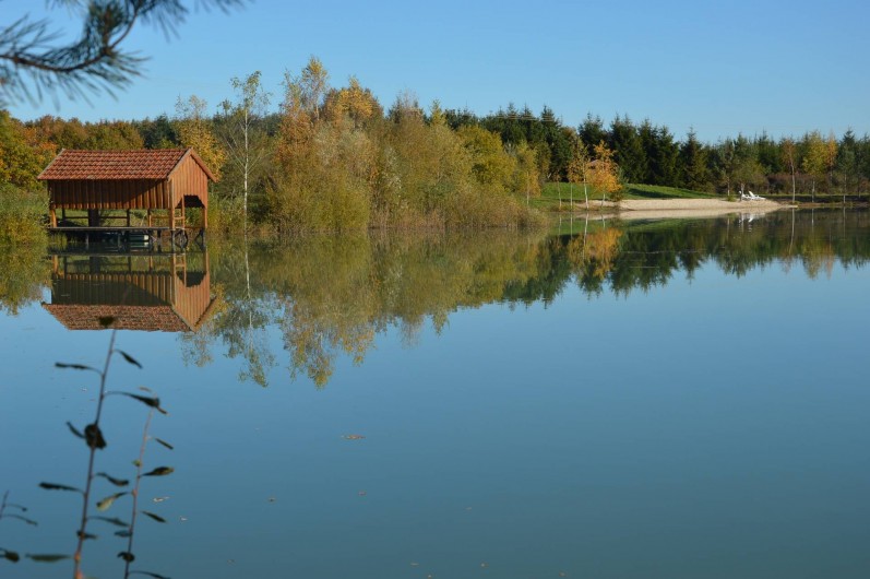 Location de vacances - Gîte à Varennes-Changy - L'étang et l'abri à bateau