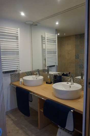 Location de vacances - Maison - Villa à Azincourt - Salle de bain 1 au rez-de-chaussée, 2 vasques, 1 douche à l'italienne et un wc