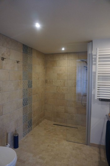 Location de vacances - Maison - Villa à Azincourt - salle de bain 1 - vasques, douche italienne et WC accès handicapé