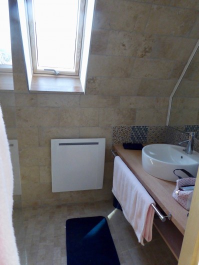 Location de vacances - Maison - Villa à Azincourt - Salle de bain 2 - 1er étage - 1 vasque et 1 douche à l'italienne.