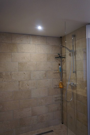 Location de vacances - Maison - Villa à Azincourt - salle de bain 1 - vasques, douche italienne et WC accès handicapé