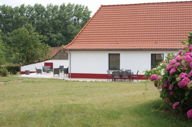 Location de vacances - Maison - Villa à Azincourt - Vue de la maison depuis le jardin (clos)