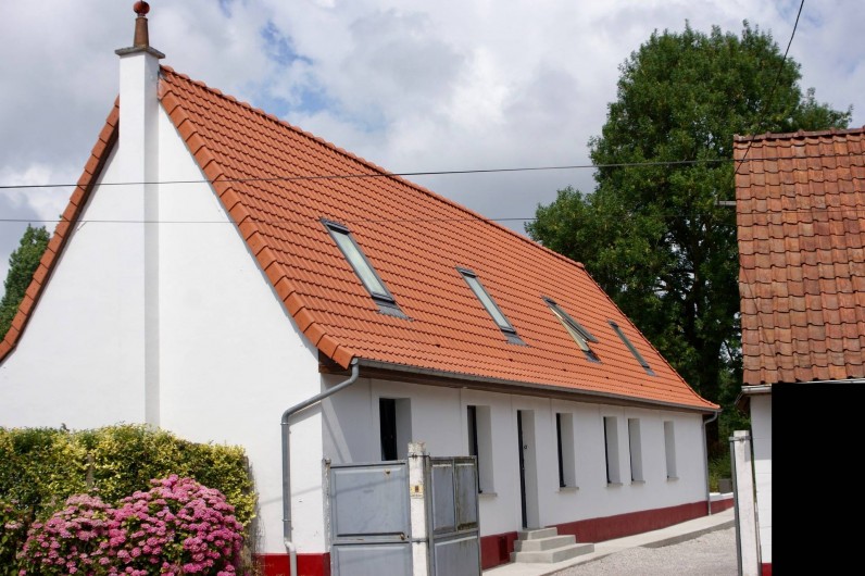 Location de vacances - Maison - Villa à Azincourt - Entrée de la maison depuis la rue. Cour fermée pour garer vos voitures.