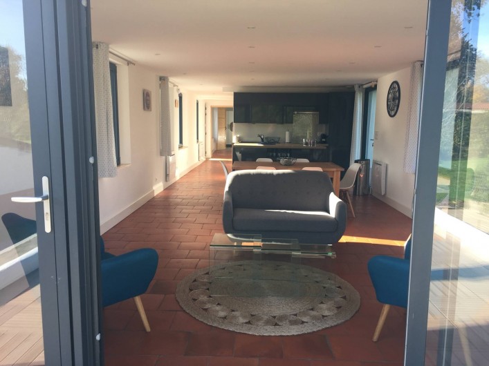 Location de vacances - Maison - Villa à Azincourt - Vue depuis la terrasse - salon, salle à manger cuisine, couloir