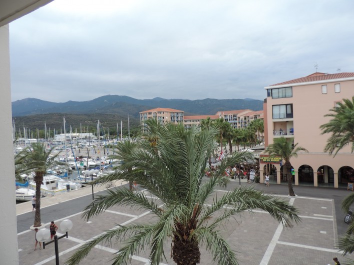 Location de vacances - Appartement à Argelès-sur-Mer - Vue sur le port et les montagnes