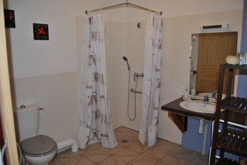 Location de vacances - Chambre d'hôtes à Saint-Avit-Sénieur - Salle de bain les violettes