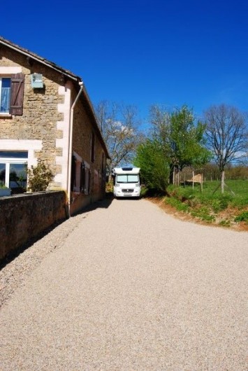 Location de vacances - Chambre d'hôtes à Saint-Avit-Sénieur - Parking pour un camping-car que sur réservation