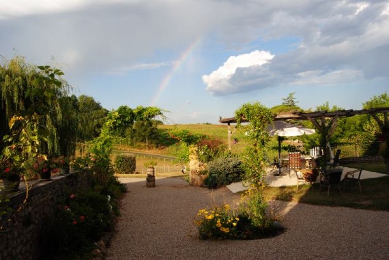 Location de vacances - Chambre d'hôtes à Saint-Avit-Sénieur - Après la pluie il y a toujours du soleil ! Photo côté sud