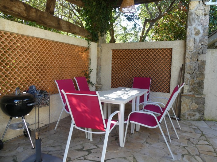 Location de vacances - Maison - Villa à Mandelieu-la-Napoule - Coin repas et barbecue extérieur