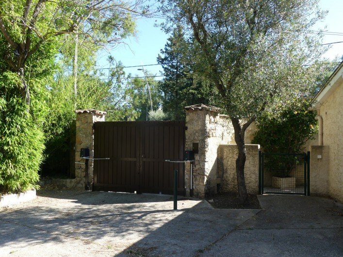 Location de vacances - Maison - Villa à Mandelieu-la-Napoule - Parking fermé privatif
