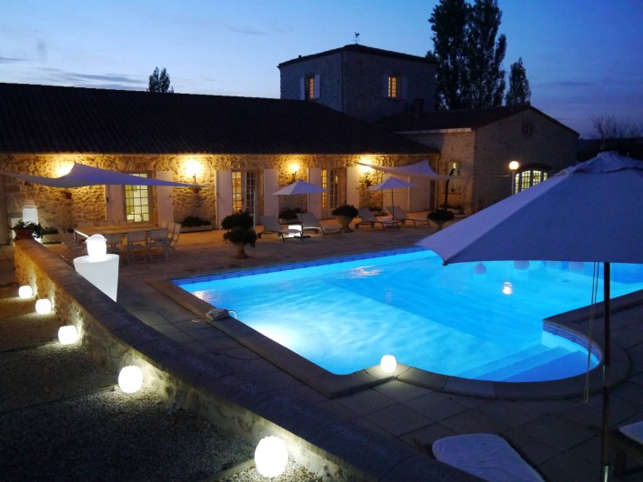 Location de vacances - Chambre d'hôtes à Pailloles - Vue d'ensemble et la piscine le soir