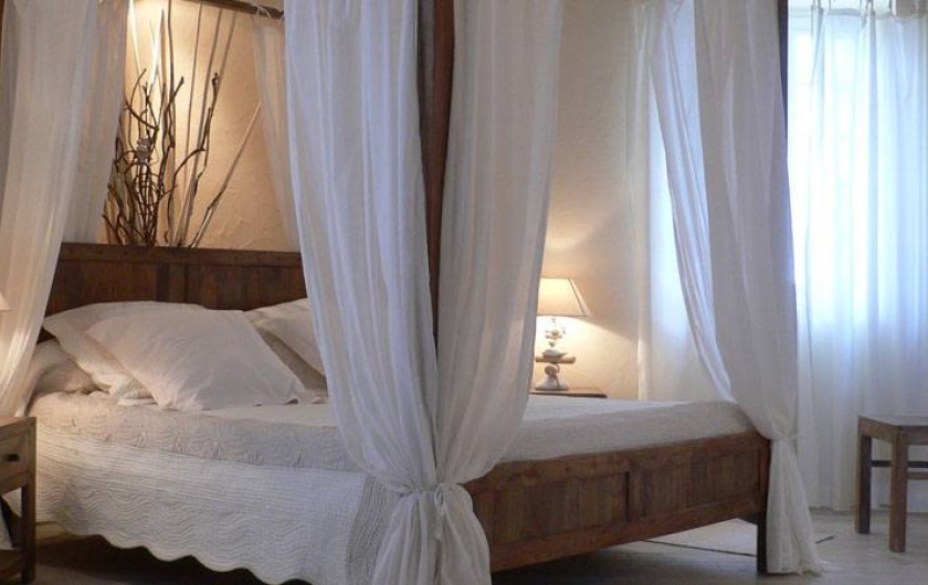 Location de vacances - Chambre d'hôtes à Pailloles - Chambre Zénitude le lit à baldaquin 160