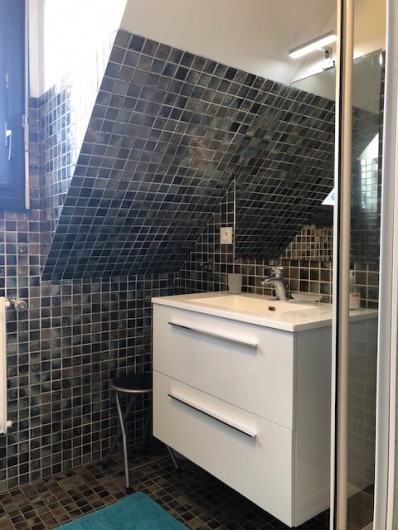 Location de vacances - Villa à Plougoulm - Salle de bain étage vue mer