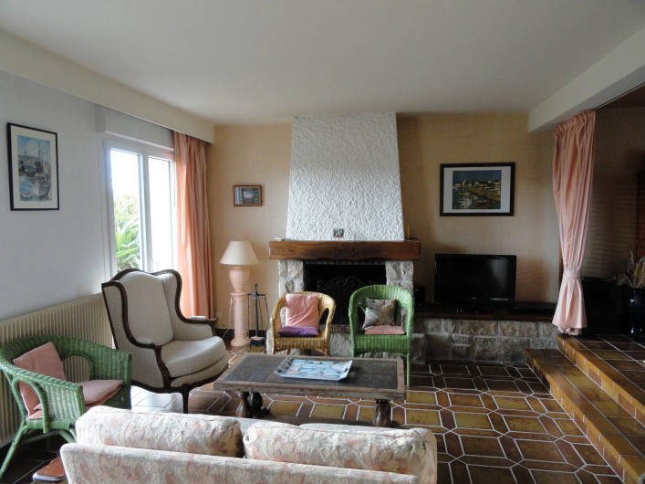 Location de vacances - Villa à Plougoulm - Salon avec cheminée