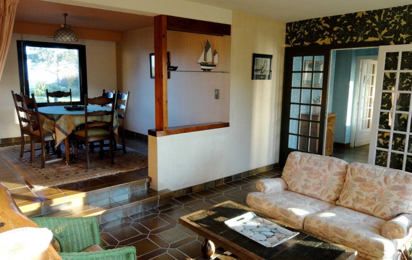 Location de vacances - Villa à Plougoulm - salon et salle à manger vue mer