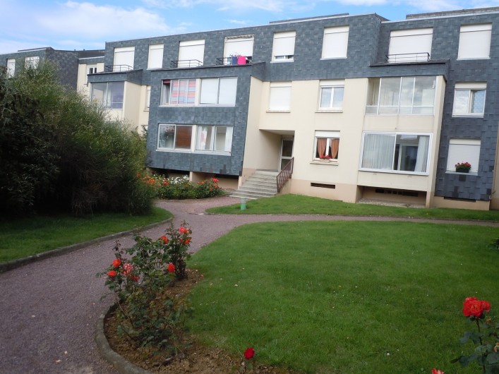 Location de vacances - Appartement à Courseulles-sur-Mer - Entrée de l'immeuble