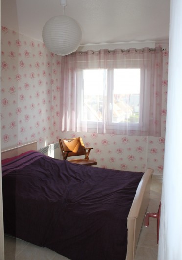 Location de vacances - Appartement à Courseulles-sur-Mer - Chambre pour 2 personnes avec armoire pour rangement