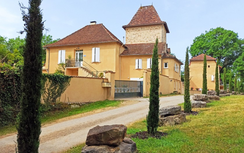 Location de vacances - Chambre d'hôtes à La Madeleine - Allée de cyprès