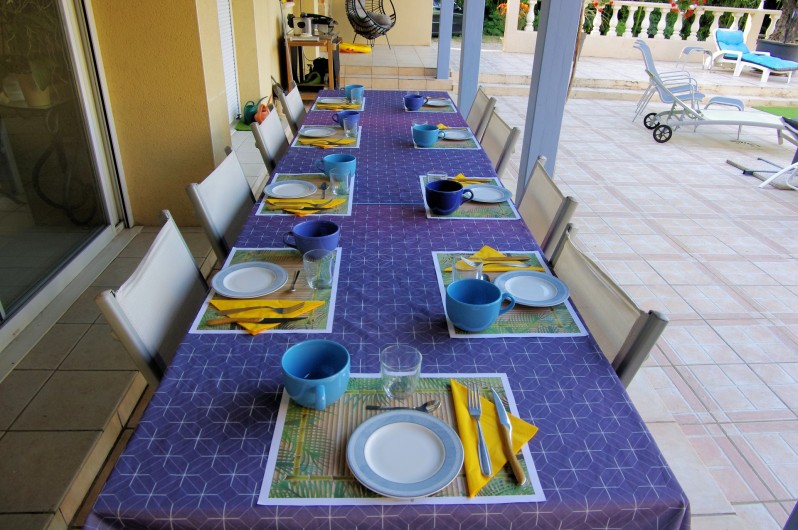 Location de vacances - Chambre d'hôtes à La Madeleine - Petit déjeuner en terrasse