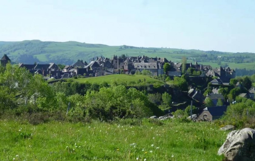 Location de vacances - Gîte à Loupiac - Salers : Cité médievale à 13KM  ( environ 12 mn ) Joyau de la haute auvergne