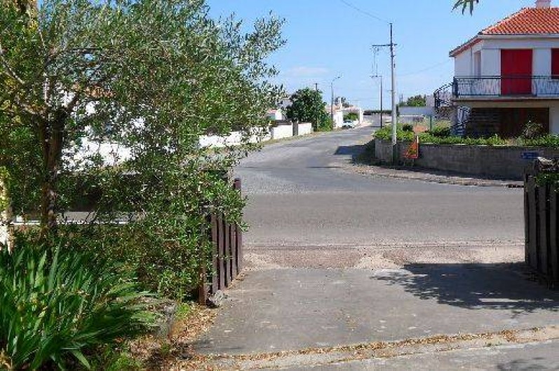 Location de vacances - Maison - Villa à La Guérinière - Rue menant à la plage en face de la villa accès à pied plage à 150 mètres
