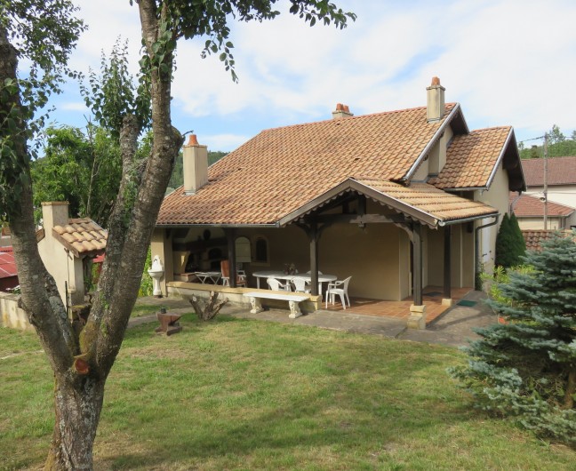 Location de vacances - Gîte à Saint-Remy-la-Calonne - Vue du jardin sur la terrasse et la maison