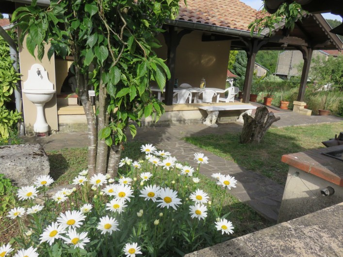 Location de vacances - Gîte à Saint-Remy-la-Calonne - Vue du jardin sur la terrasse