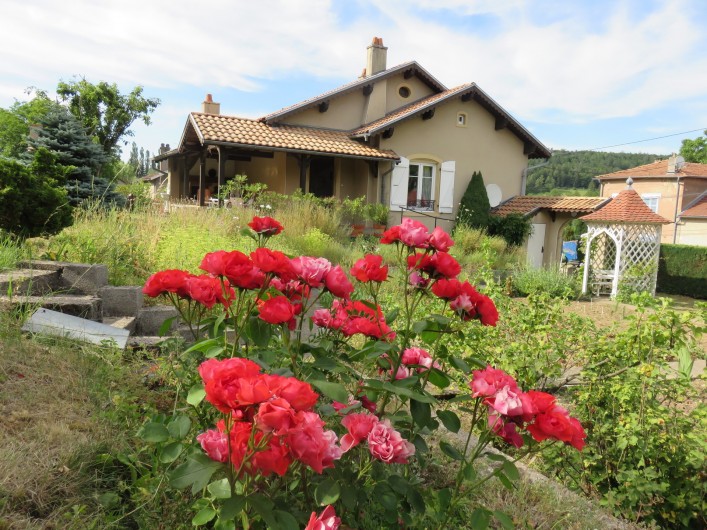 Location de vacances - Gîte à Saint-Remy-la-Calonne - Vue du jardin sur la maison
