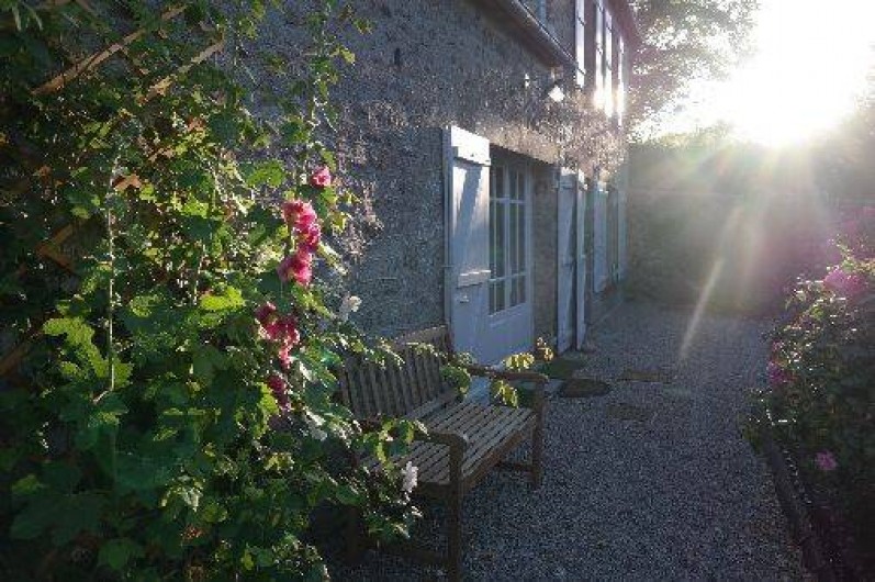 Location de vacances - Maison - Villa à Éculleville - fin de journée avec soleil sur la maison