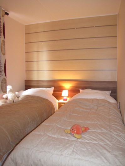 Location de vacances - Camping à Onzain - petite chambre avec lits jumeaux (possibilité de les rassembler)