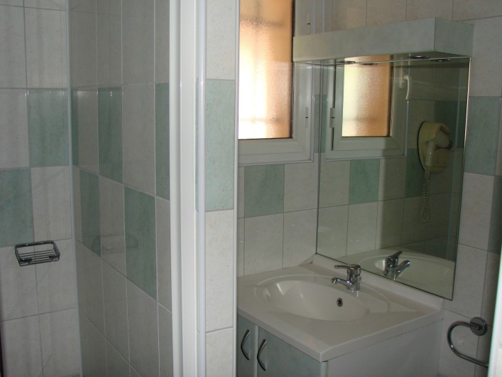 Location de vacances - Appartement à Guchen - Salle d'eau avec sèche-cheveux