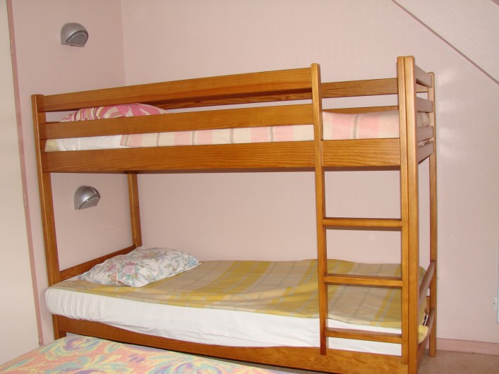 Location de vacances - Appartement à Guchen - Chambre avec un lit en 140x190 avec lits superposés 90x190 d' un appartement