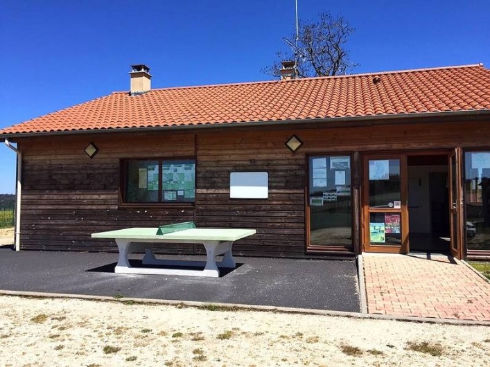Location de vacances - Chalet à Boisset - Table de ping-pong au bâtiment d'accueil