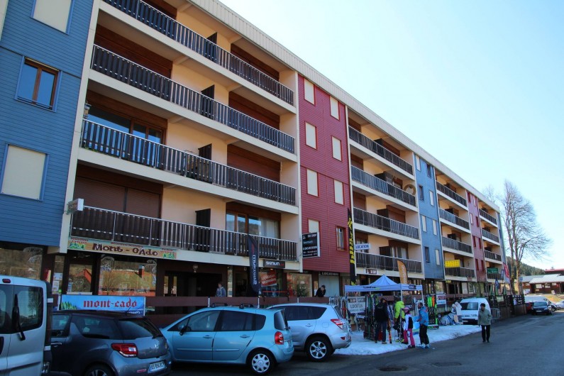 Location de vacances - Appartement à Lélex - Appart au 2ème à gauche volets chambre et baie ouverts