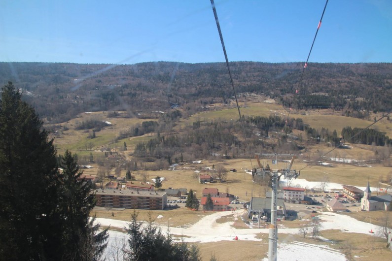 Location de vacances - Appartement à Lélex - Vue du village en télécabine